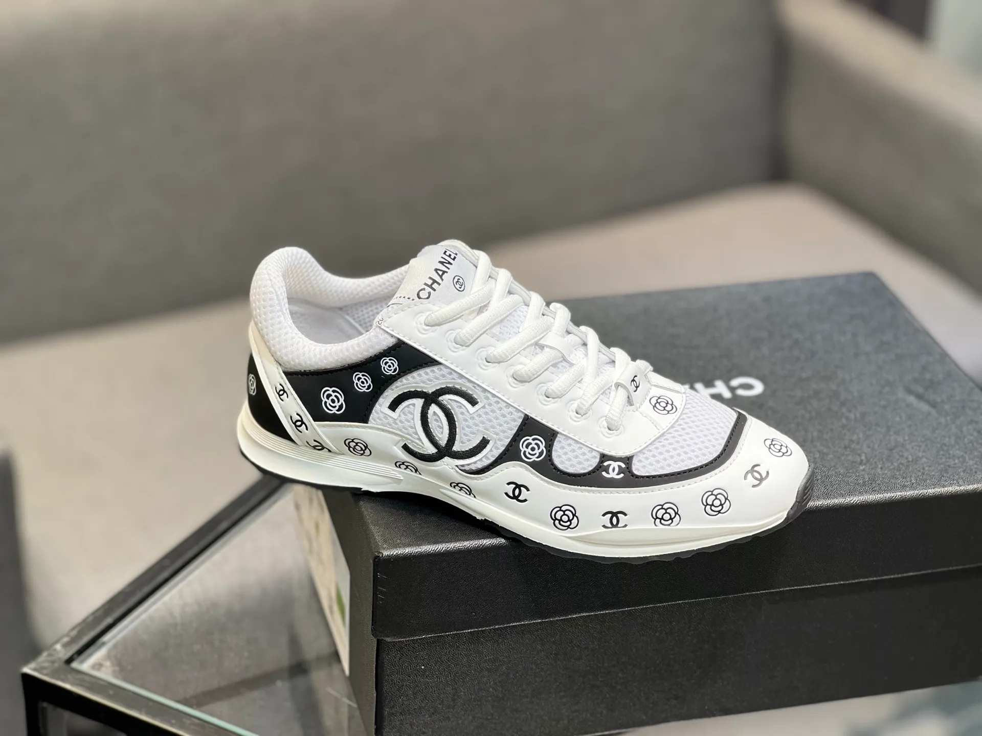 Men's men's shoes 💰640 Exclusive real shot (top version) CHANEL Chanel 2025ss color matching thick-soled casual sports shoes and sneakers. The counter is synchronized. The counter is very popular. A shoe that is very difficult to buy. The most popular thick-soled panda shoes on the Internet. It can be imagined that Xiaoxiang control can't miss it. It has both good looks and comfort. Simple and versatile white shoes. The thick sole increases the height and is super versatile. Close your eyes and wear it. Whoever wears it will look better. Upper: calfskin Lining: imported sheepskin lining Outsole: TPU original outsole Size: 35-44 (customized for women 41 and 40, and 45 for men)